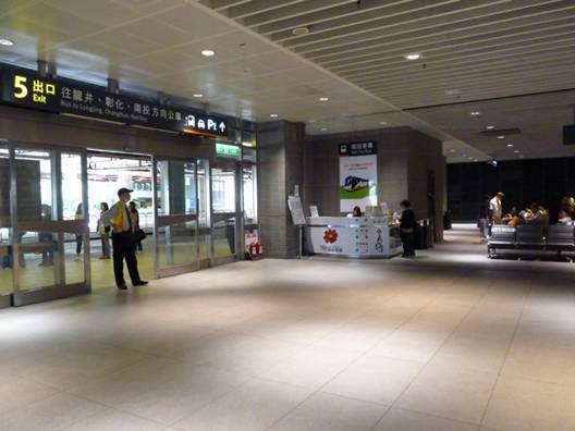 日月潭交通 : 高鐵台中站的1樓5號出口旁就是「南投客運」的售票櫃台，可在此購買台灣好行-日月潭線的車票。