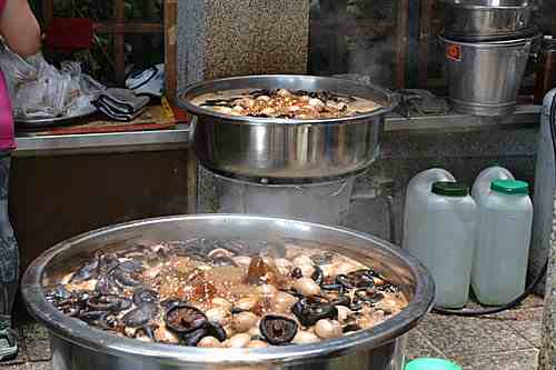知名的阿婆茶葉蛋，這是日月潭特色小吃美食，在玄光寺碼頭邊