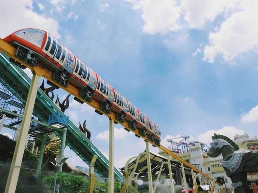 高雄義大世界 | 必玩遊樂設施「城堡列車」，進樂園門口首先會遇到的就是這個有如迪士尼樂園般的遊園輕軌列車